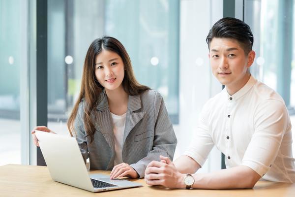 结婚之余，打牌成趣：新婚夫妇的休闲生活图1