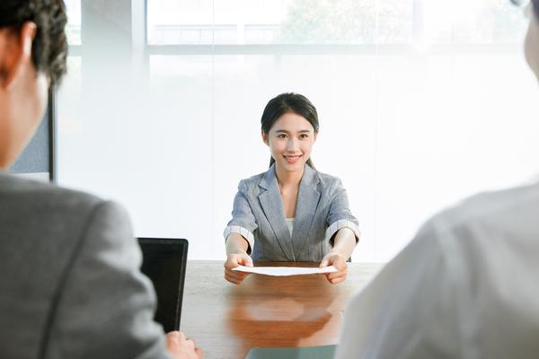 《面试如何巧妙地询问家庭关系以展现关心与尊重？》图1