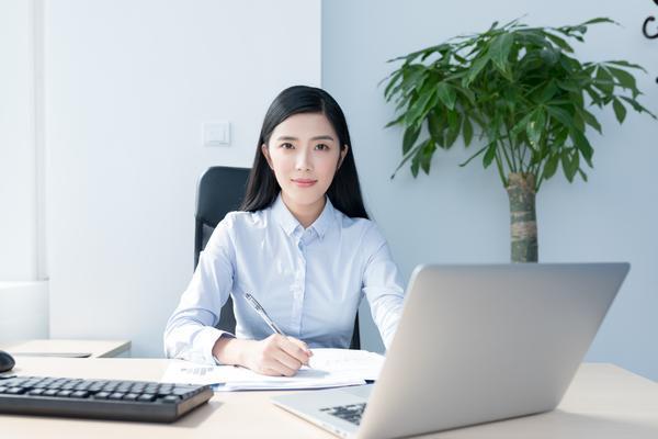 提取的文章1.电子商务与奢侈品消费趋势分析 图1