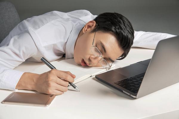 金牌律师夫妻疑因工作压力离婚，行业困境还是感情破裂? 图1