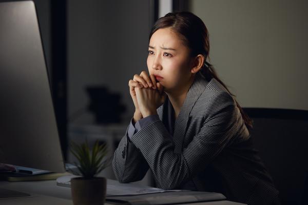 《分居两地，来回奔波：现代人的情感困境与生活压力》图1