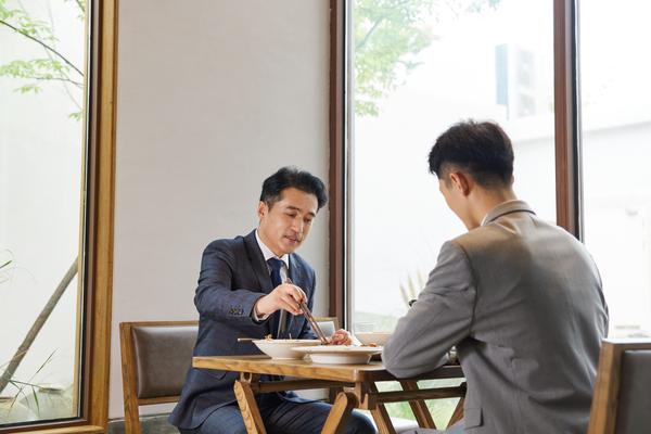 《高清家庭关系图片：温馨瞬间，情感交流的见证》 图1