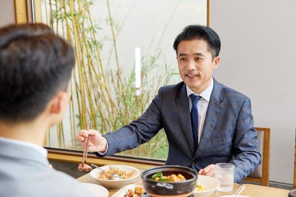 《家庭关系聊什么？掌握这些技巧，让你与人愉快交流》图1