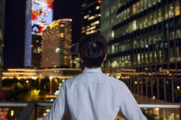 《高清男生隆重婚礼背影图片：浪漫时刻的见证》 图2