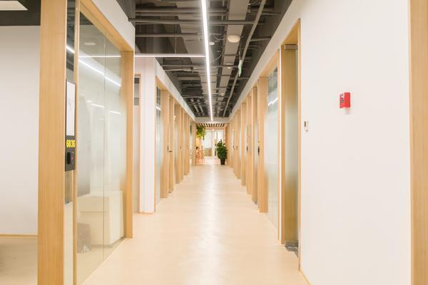 《结婚装修宝典：打造浪漫婚礼空间》图1