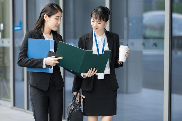 《房似锦断绝家庭关系：一段跌宕起伏的人生故事》 图2