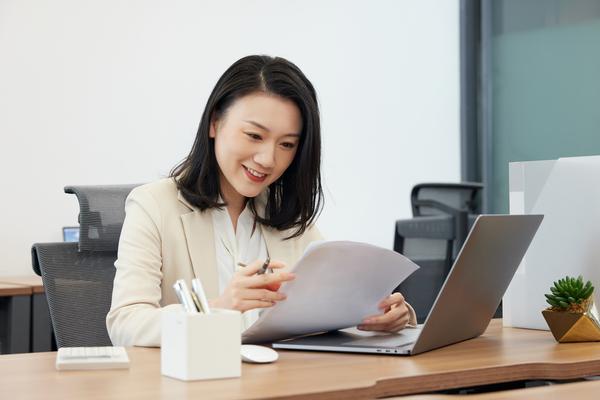 《惹上首席仲裁：职场恋情簿》 图2