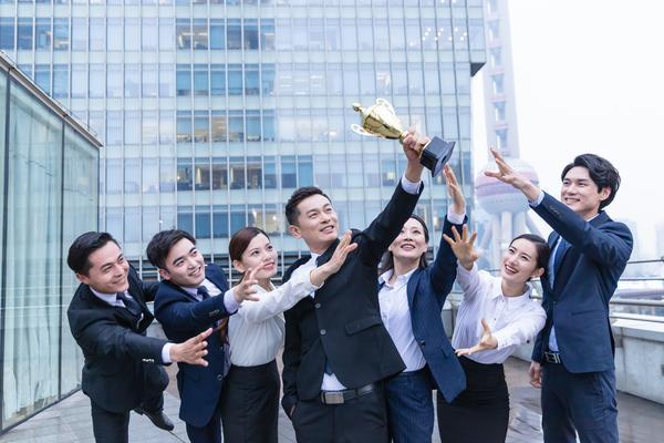《餐厅惊现家庭暴力事件，员工勇敢制止引社会关注》 图2