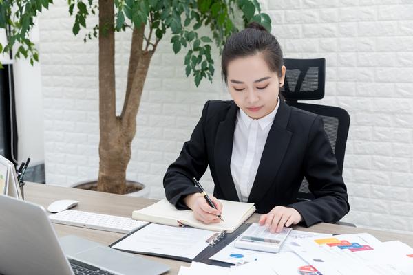 《女孩家庭暴力事件：悲剧与希望》 图2