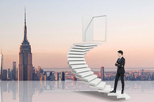 《楼梯结婚纱幔布置视频：浪漫满格的婚礼现场》图1