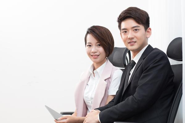 优雅行走在婚礼现场：重婚纱的华丽演绎 图2