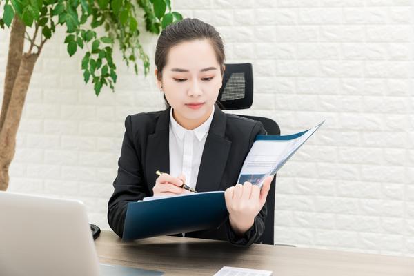 《女孩不恋家，家庭关系依然融洽：探秘现代家庭教育新理念》 图1