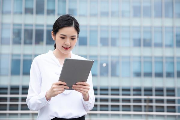 没有能力抚养子女的父母应如何应对困境？图1