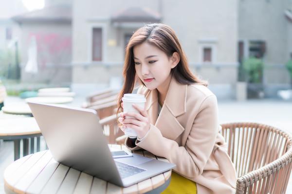 《婚前协议引发争议：女孩怀孕5个月结婚是否该签订？》 图1