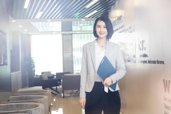 家庭暴力女孩被罚跪妈妈被打 图1
