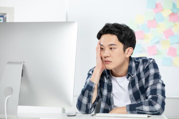 仲裁员努力工作，加班以确保公平公正的裁决 图2