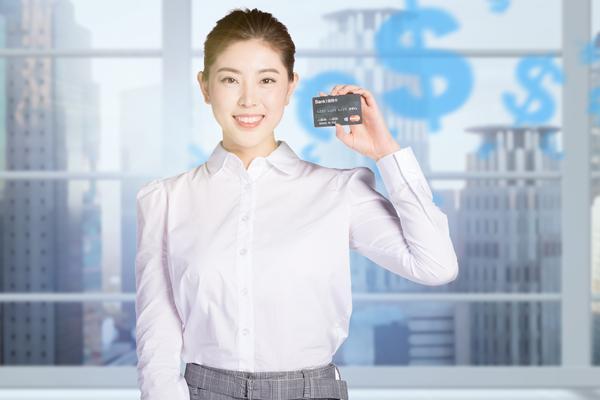“妻子分居期间刷丈夫信用卡：疑似出轨行为引关注”图1