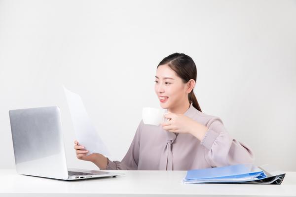 《女孩结婚的婚礼现场：浪漫时刻与传统习俗的融合》 图2