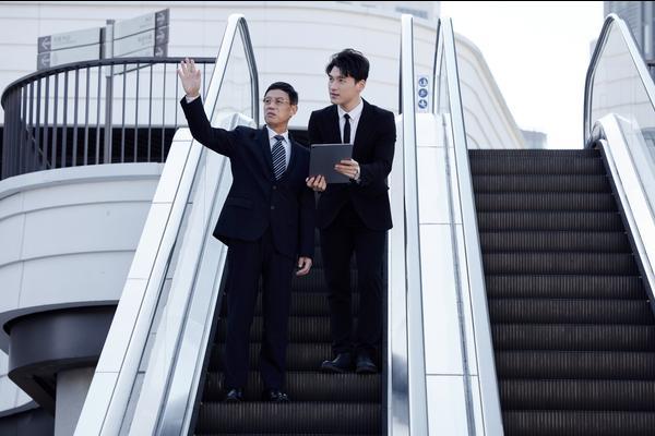 《结婚电梯温馨提示：让邻居见证甜蜜时刻》 图1