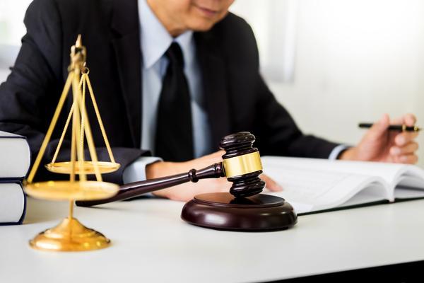 起诉离婚找哪种律师起诉：选择合适的离婚诉讼代理律师的关键 图1