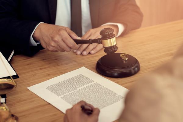 吕艳告丈夫重婚：结局令人惊讶的法治案例 图2