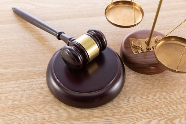 《去法官起诉离婚需要律师吗？这些因素告诉你答案》 图1