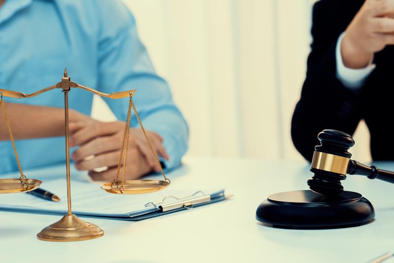 面对赡养老人被告不出庭的情况，如何妥善处理?图1