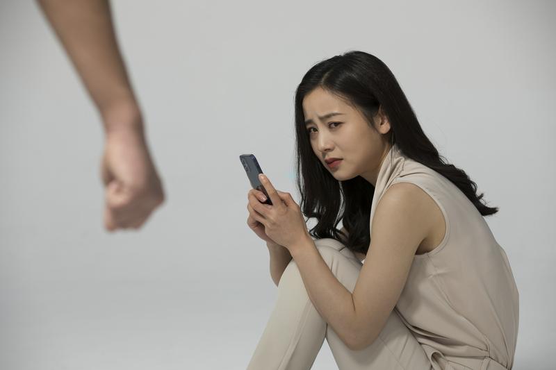家庭暴力受害者如何报案寻求帮助？全方位指南在此！ 图2