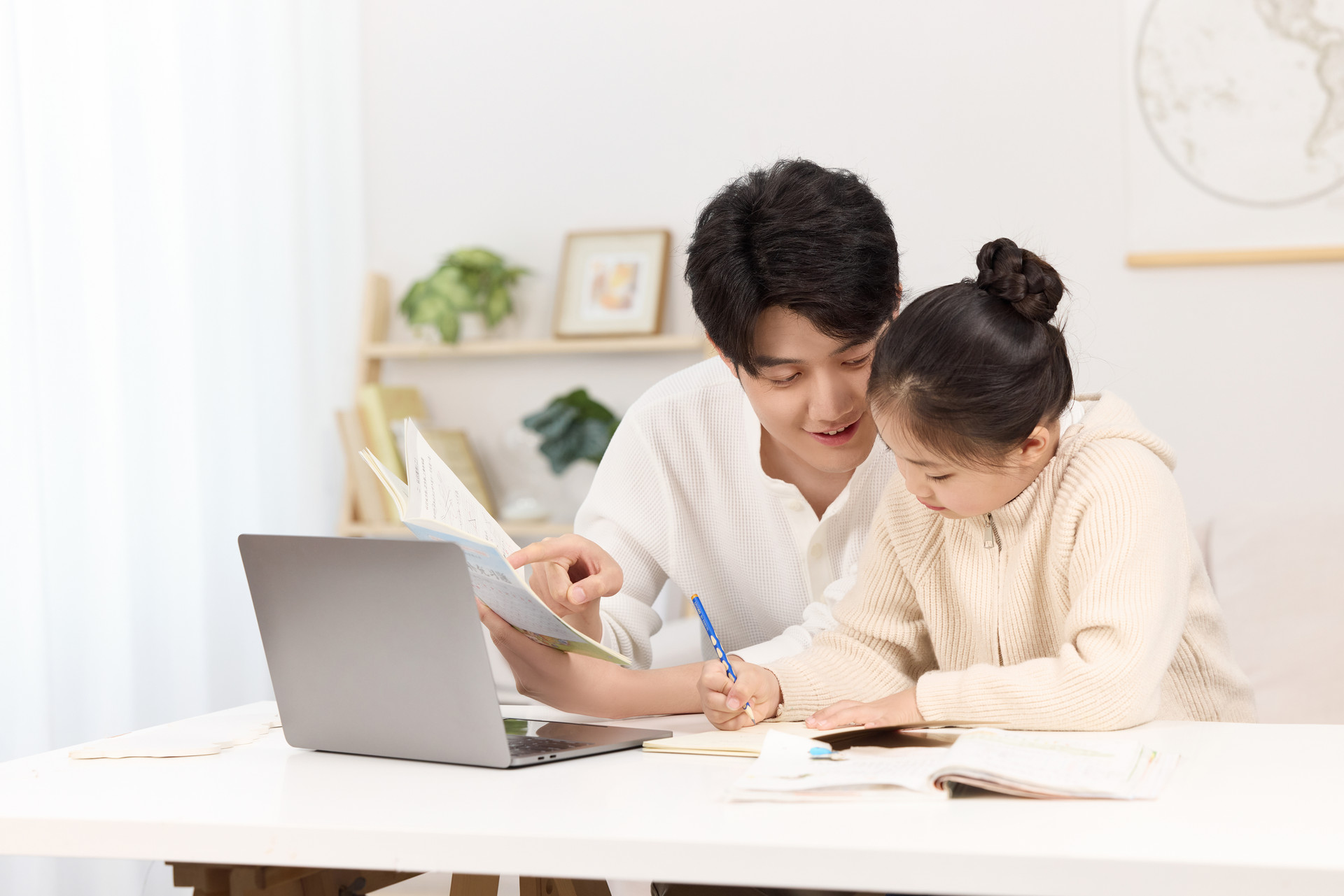 父女情深：家庭关系中的温馨瞬间图1