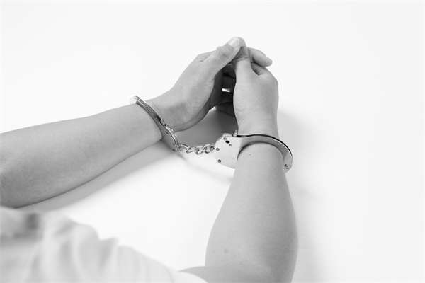 《他人挑拨离间，家庭矛盾升级：这种行为犯法吗？》图1
